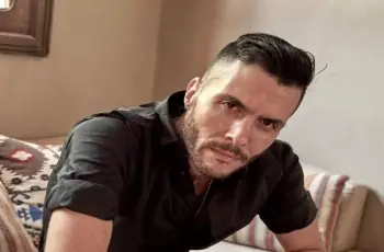 بإشارة خارجة.. أمير عيد يثير الجدل بحركة غير لائقة في عزاء والد طليقته