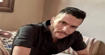 بإشارة خارجة.. أمير عيد يثير الجدل بحركة غير لائقة في عزاء والد طليقته