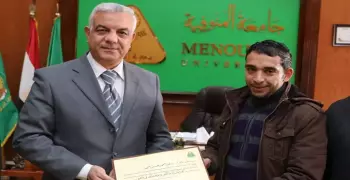 جامعة المنوفية تكرم موظفا رفض رشوة من طالب