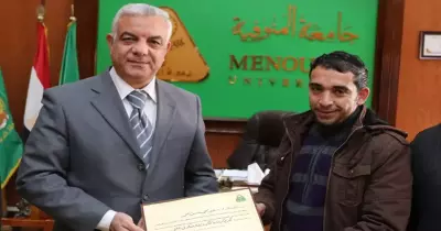 جامعة المنوفية تكرم موظفا رفض رشوة من طالب