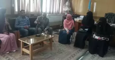 نائب رئيس جامعة الأزهر يلتقي الطالبات: «هاتولي اسم المخطوفة ونروحلها البيت وهوفرلكم حماية»