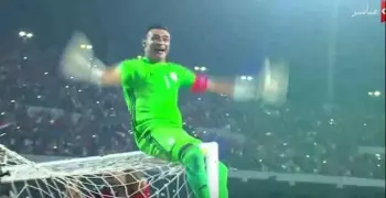 فيديو| لاعبو المنتخب يلقون كوبر داخل حمام السباحة بـ«البدلة»
