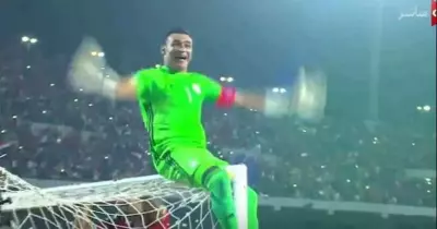 فيديو| لاعبو المنتخب يلقون كوبر داخل حمام السباحة بـ«البدلة»