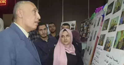 عميد آداب المنوفية يفتتح المعرض المصور لطلاب كلية إعلام