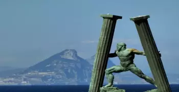 أحد أعمدة هرقل وأين يقع وما هي قصته