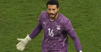 بالفيديو.. الشناوي ينفعل على حسام حسن لحظة استبداله