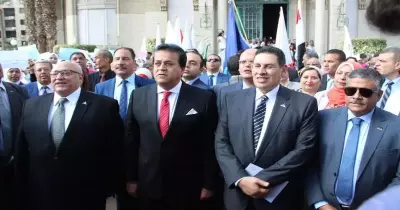 وزير التعليم العالي يفتتح العام الدراسي بـ«تحية العلم»
