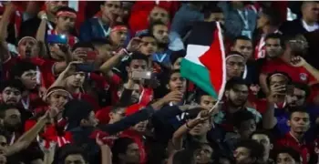نيابة أمن الدولة العليا تقرر حبس شاب رفع علم فلسطين في ستاد القاهرة