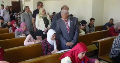 رئيس جامعة المنيا يتفقد امتحانات طلاب كليات التربية (صور)