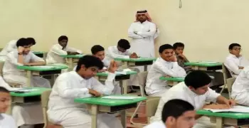 شاهد.. اعتداء طالب على زميله  في مدرسة بالسعودية يثير الغضب