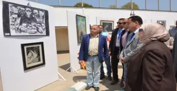 افتتاح المعرض الفني والثقافي بأسبوع الشعوب في جامعة أسيوط (صور)