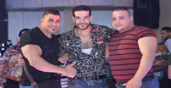 شادي الأمير.. مطرب شعبي يختلف مع زوجته فيرميان طفليهما أمام باب الشقة 4 أيام