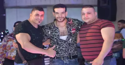 شادي الأمير.. مطرب شعبي يختلف مع زوجته فيرميان طفليهما أمام باب الشقة 4 أيام