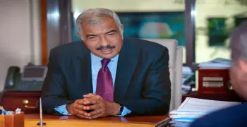 هشام طلعت مصطفى يسلم عامل الدليفري مكافأة مالية بعد تعرضة للتنمر