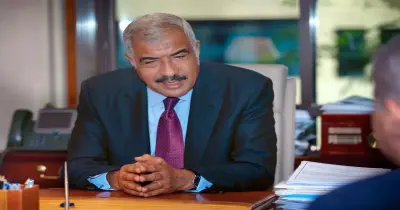 هشام طلعت مصطفى يسلم عامل الدليفري مكافأة مالية بعد تعرضة للتنمر