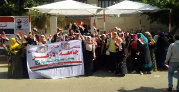 بالصور.. طالبات بجامعة الأزهر أمام لجان الاستفتاء على الدستور