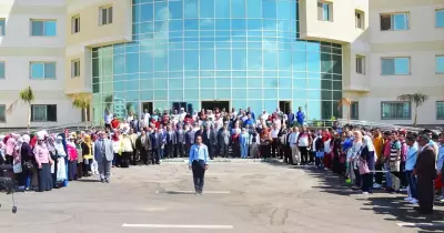 رئيس جامعة السويس يؤدي تحية العلم في بداية العام الدراسي