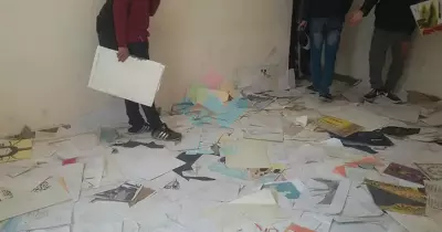 إلقاء لوحات طلاب كلية فنون تطبيقية بنها على الأرض (صور)