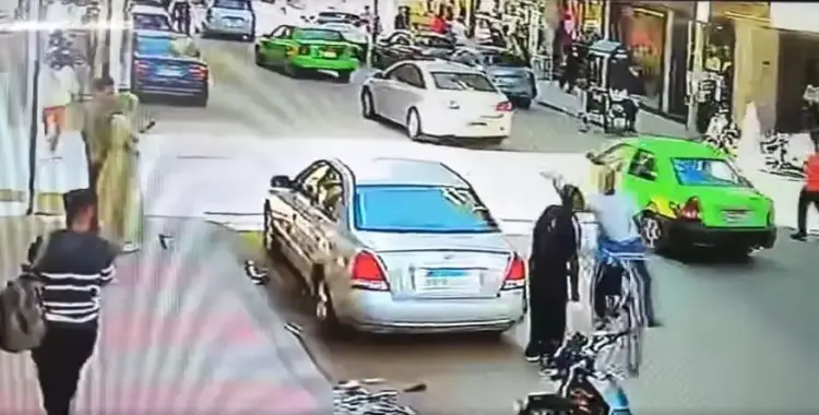  رجل يصفع شاب من ذوي الاحتياجات الخاصة في وضح النهار بالمنوفية (فيديو) 