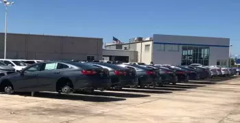 لصوص يسرقون 120 سيارة في أقل من 60 دقيقة (فيديو)