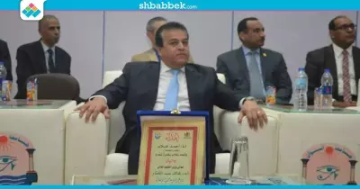 اتحاد «تجارة أسوان» يهدي درع الكلية لوزير التعليم العالي