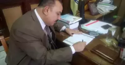 أستاذ بـ«آداب بني سويف» يوقع علي استمارة «علشان تبنيها»
