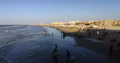 ما قصة اللون الأسود على شواطئ بورسعيد؟