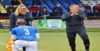 فيديو| غرائب الملاعب.. لاعب يطلب الزواج من الحكم خلال المباراة