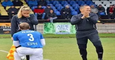 فيديو| غرائب الملاعب.. لاعب يطلب الزواج من الحكم خلال المباراة