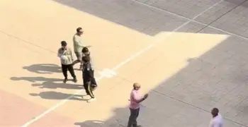 معلم يعتدي على طالب بعصا خشبية والوزارة تتدخل.. (فيديو)