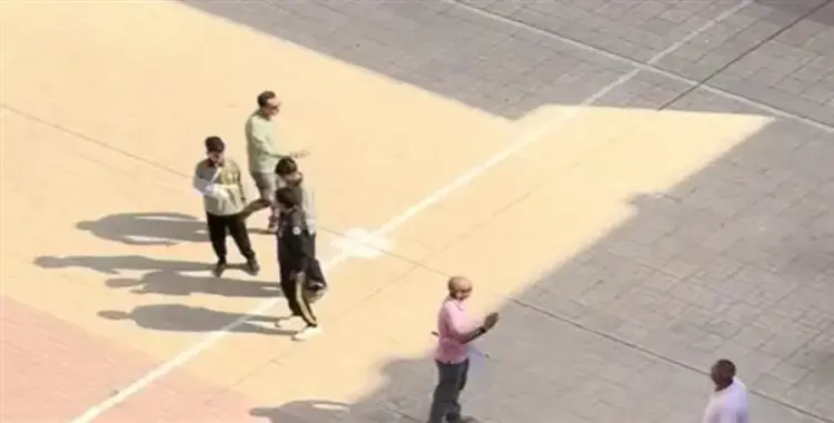  معلم يعتدي على طالب بعصا خشبية والوزارة تتدخل.. (فيديو) 