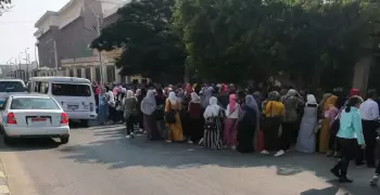 تظاهر طلاب من جامعة بني سويف على بوابة المجمع الرئيسي والأمن يمنعهم من الدخول (صور)