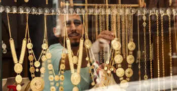 أسعار الذهب في مصر اليوم الاثنين 6 أبريل 2026.. الجنيه يتخطى الـ 57 ألف جنيه
