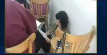 طالبات كلية الآداب جامعة الإسكندرية يؤدون الامتحان على الأرض: «كراسي القهوة مش مكفية»