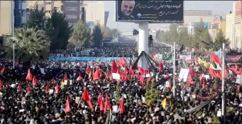 شاهد.. إعادة مراسم دفن قاسم سليماني بعد مقتل أكثر من 50 شخصا في الجنازة