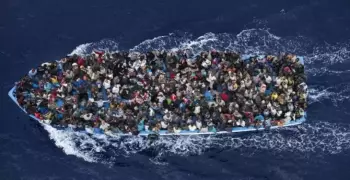 هل جربت شعور الغرق مثل اللاجئين السوريين؟ هؤلاء الأشخاص خاضوا التجربة (فيديو)