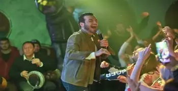 بعد أيام من وفاة والده.. إيهاب توفيق يحيي حفلا غنائيا (صور)