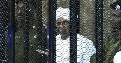 إحضار ملايين الدولارات من منزل البشير خلال جلسة محاكمته بالفساد اليوم
