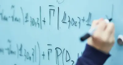 حل النماذج الاسترشادية للصف الثالث الثانوي 2025 رياضيات تطبيقية