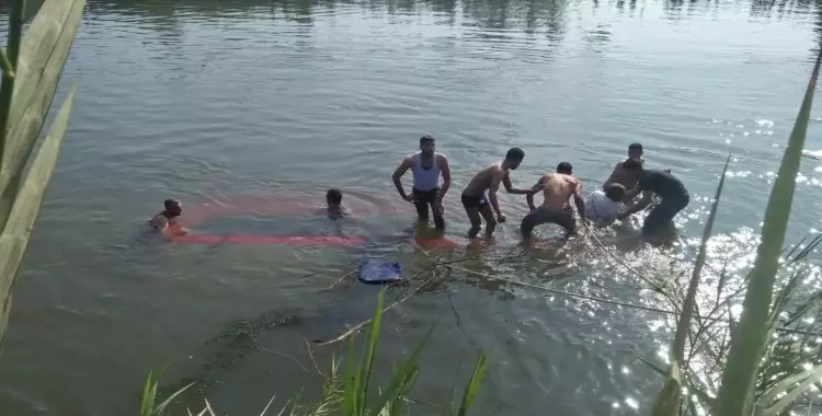  فيديو حادث أتوبيس ميت غمر الدقهلية.. لحظة انشال الضحايا من الترعة 