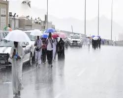 أمطار رعدية غزيرة تضرب مكة المكرمة وتحذيرات من السيول (فيديو)