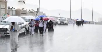 أمطار رعدية غزيرة تضرب مكة المكرمة وتحذيرات من السيول (فيديو)
