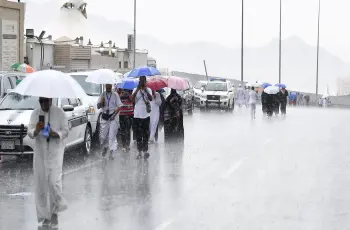 أمطار رعدية غزيرة تضرب مكة المكرمة وتحذيرات من السيول (فيديو)