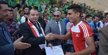 رئيس جامعة بني سويف يشهد مباراة كرة قدم بين الطلاب