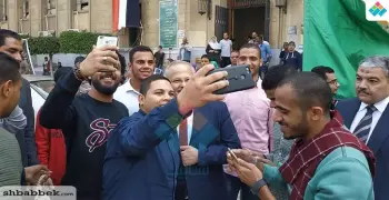الطلاب يلتقطون صور «سيلفي» مع رئيس جامعة القاهرة أثناء تفقد لجان الانتخابات