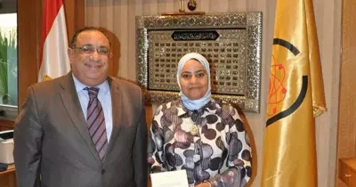 بعد تحويل رسالتها إلى كتاب بفرنسا.. جامعة حلوان تكرم أستاذة بكلية الآداب