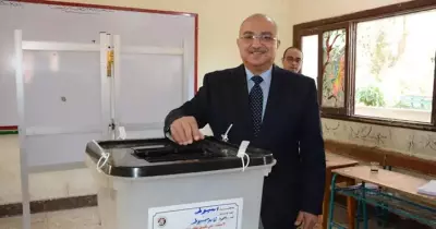 رئيس جامعة أسيوط يشارك في الاستفتاء على التعديلات الدستورية (صور)