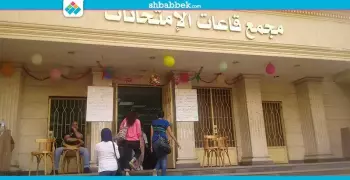 قاعات امتحانات جامعة القاهرة تستقبل الطلاب بـ «البلالين والزينة» (صور)