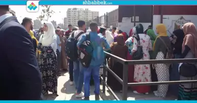تزاحم على بوابات فرع البنات بالأزهر.. والطالبات: بيأخرونا على المحاضرات (صور)