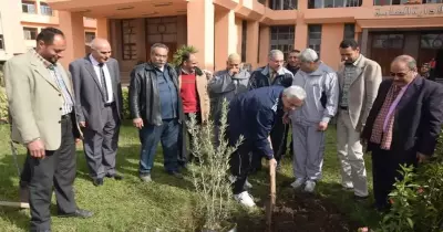 رئيس جامعة المنوفية يغرس شجرة في بداية فعاليات «يوم في حب الجامعة»